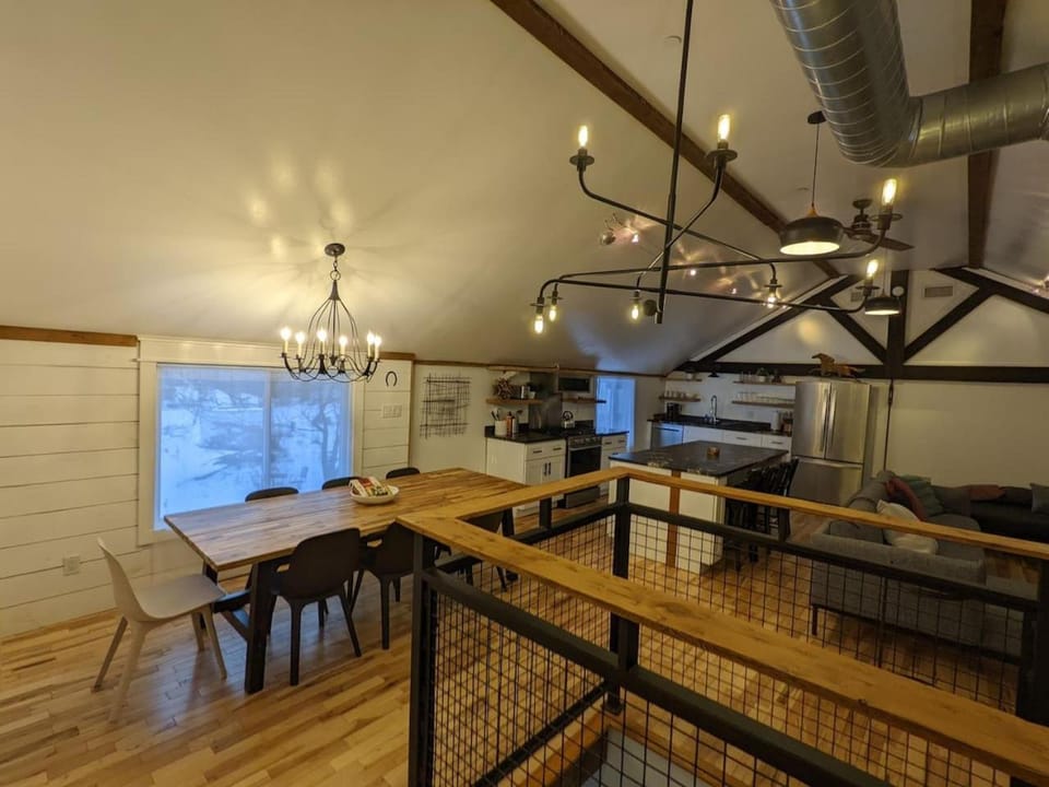 Hay Loft in Historic Barn - 4 Minutes to Legoland Apartment in Goshen