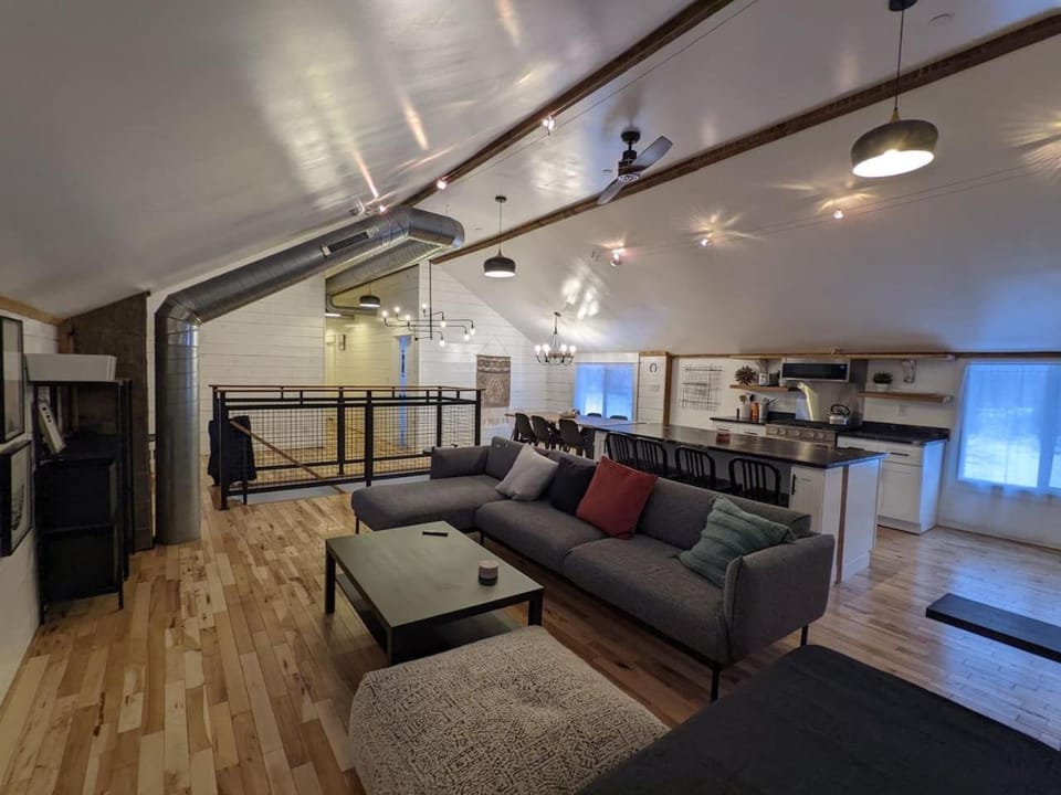 Hay Loft in Historic Barn - 4 Minutes to Legoland Apartment in Goshen