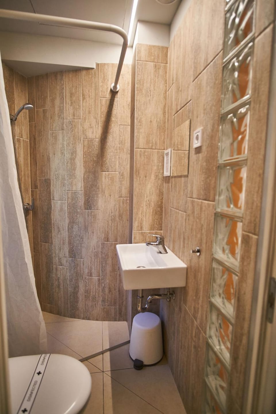 Shower, Toilet