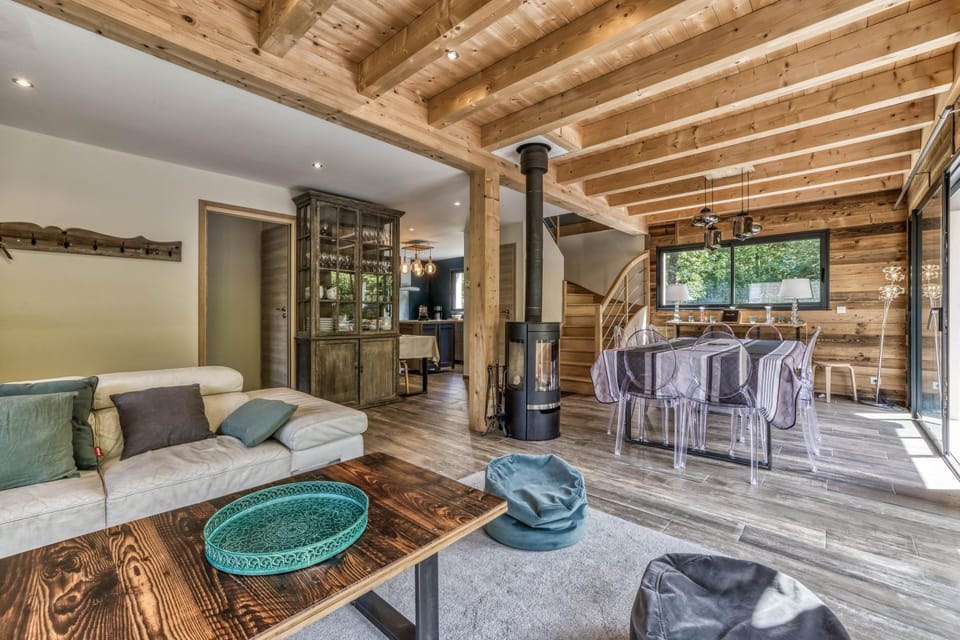 Living room, fireplace, pet friendly