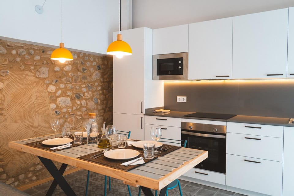Kitchen or kitchenette, Dining area, oven