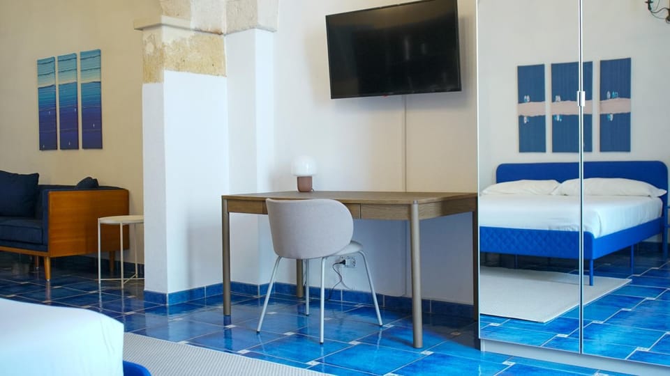 TV and multimedia, Seating area, Bedroom, wardrobe