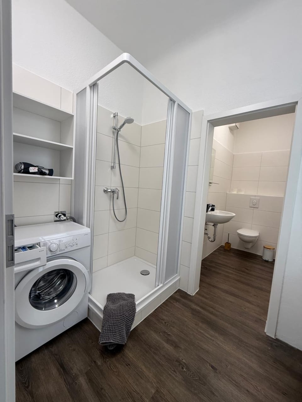Shower, Bathroom, towels, washing machine