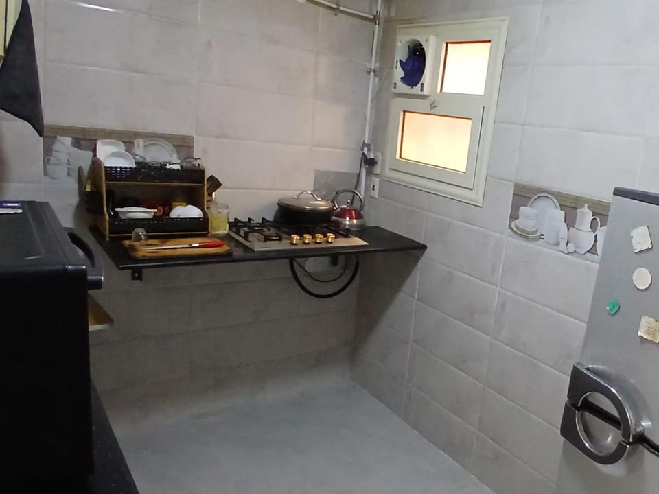 Kitchen or kitchenette, minibar, stove