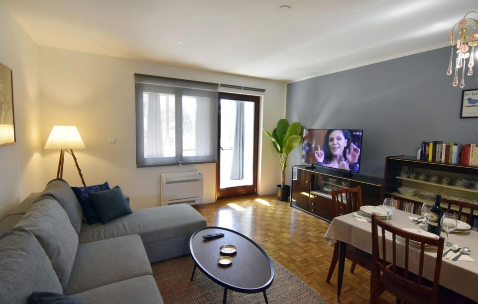 Communal lounge/ TV room, TV and multimedia, Living room, Dining area