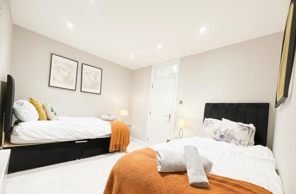 Exclusive 2 Bedroom Flat in Queens Park! Apartment in City of Westminster