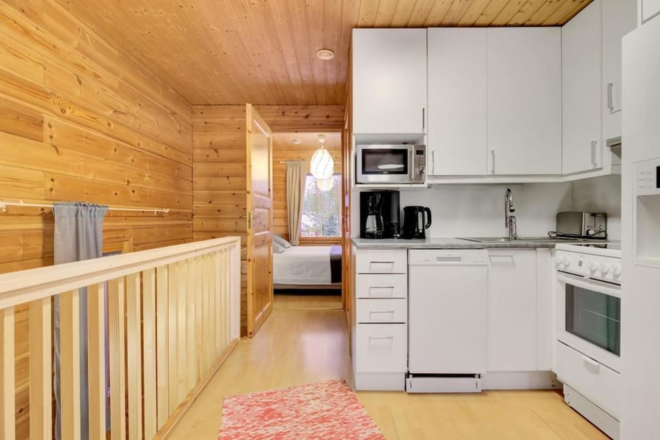 Kitchen or kitchenette, dishwasher, oven, toaster