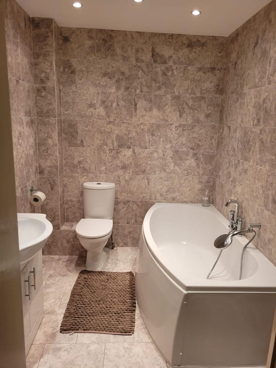 Dbl room with ensuite Bathroom and large windows, free parking Vacation rental in Basingstoke