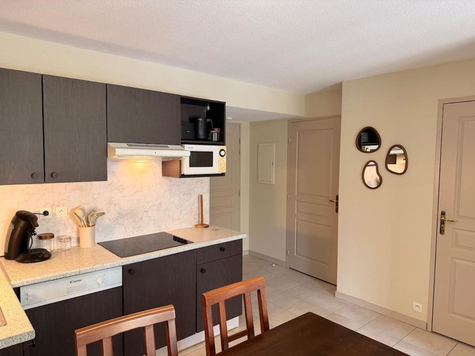 Kitchen or kitchenette, stove