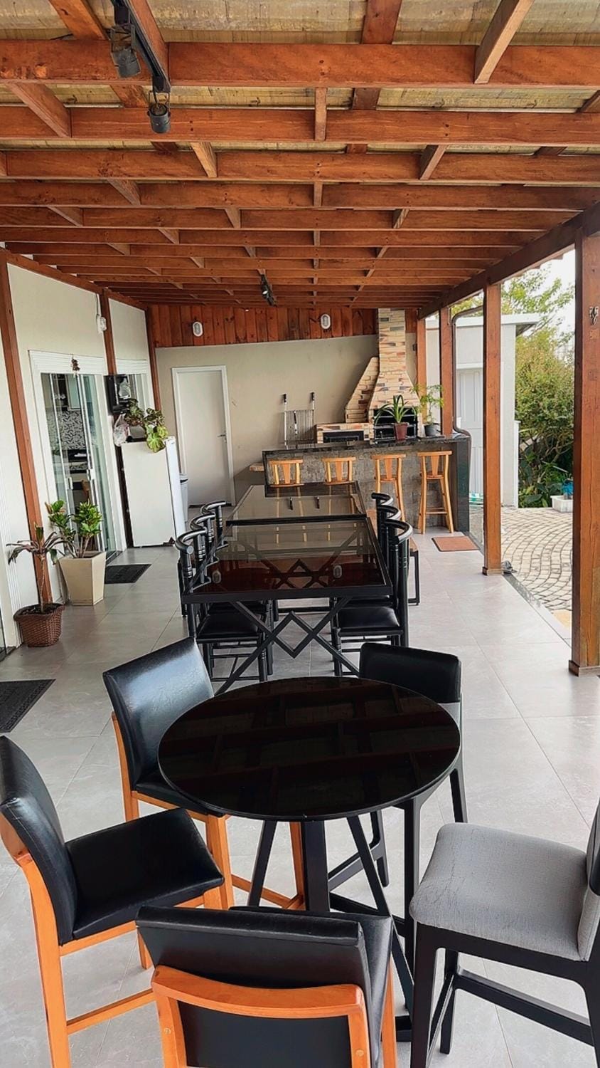 House with swimming pool, 4 en-suites, 6 parking spaces House in Porto Belo