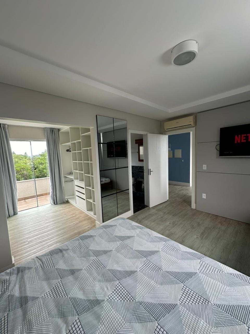 House with swimming pool, 4 en-suites, 6 parking spaces House in Porto Belo