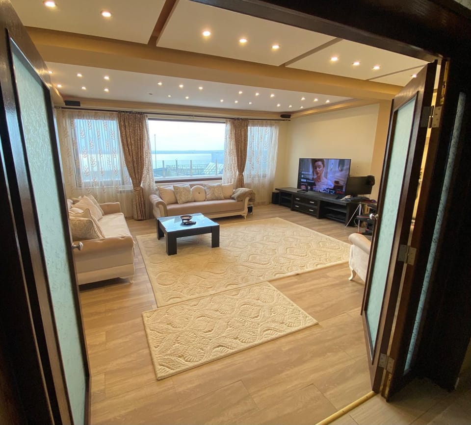 Communal lounge/ TV room, TV and multimedia, Living room, Seating area, Evening entertainment