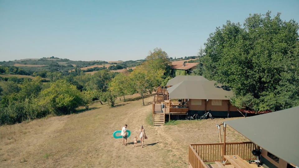 Glamping Lodge au cœur de la nature avec piscine Luxury tent in Occitanie