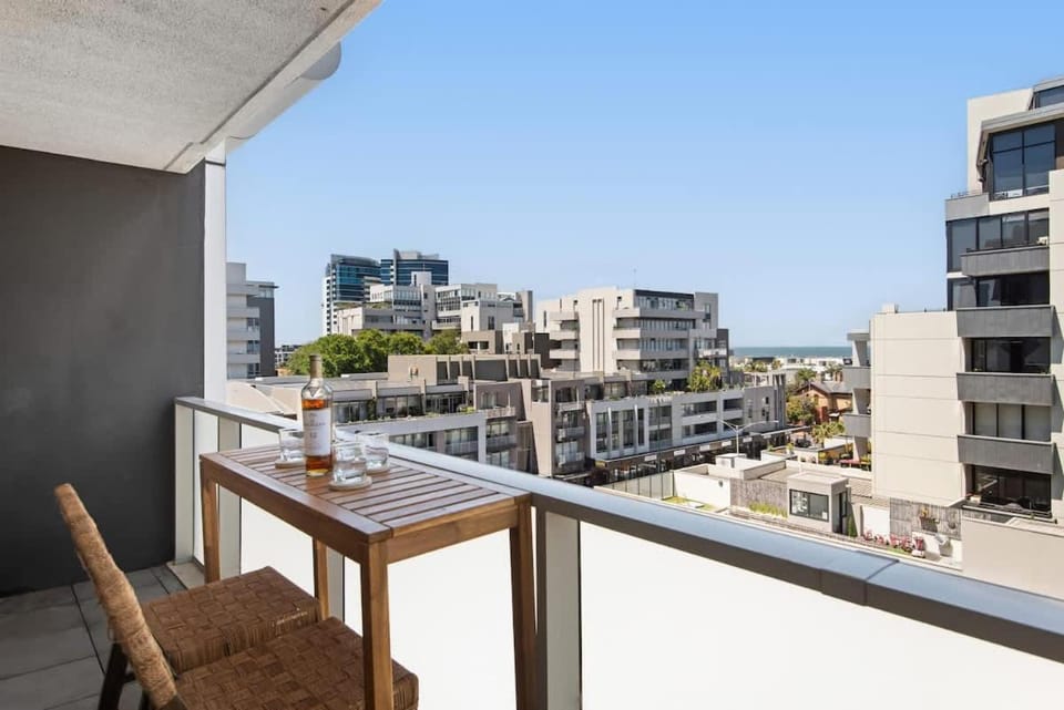 Port Melbourne 2BR Apt Coastal Views Walk to Beach Apartment in Melbourne