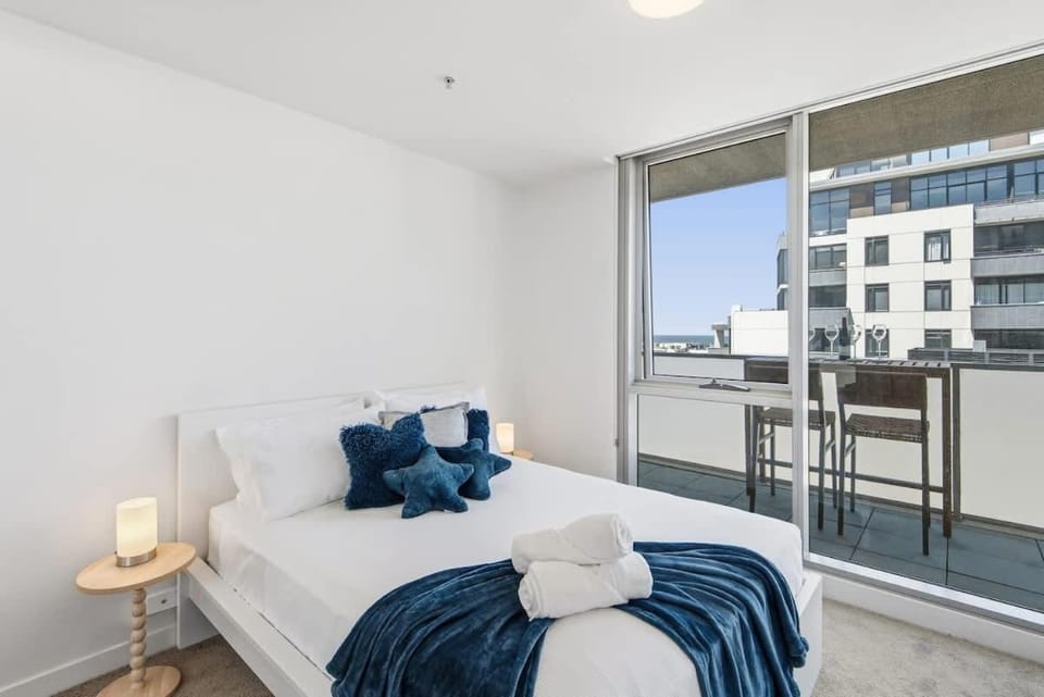 Port Melbourne 2BR Apt Coastal Views Walk to Beach Apartment in Melbourne