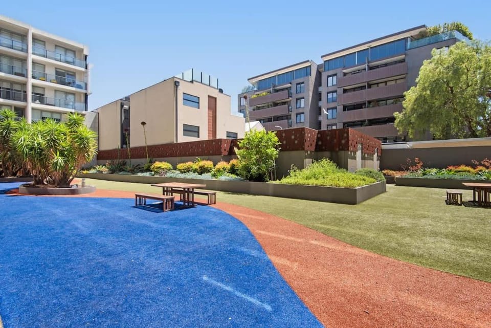 Port Melbourne 2BR Apt Coastal Views Walk to Beach Apartment in Melbourne