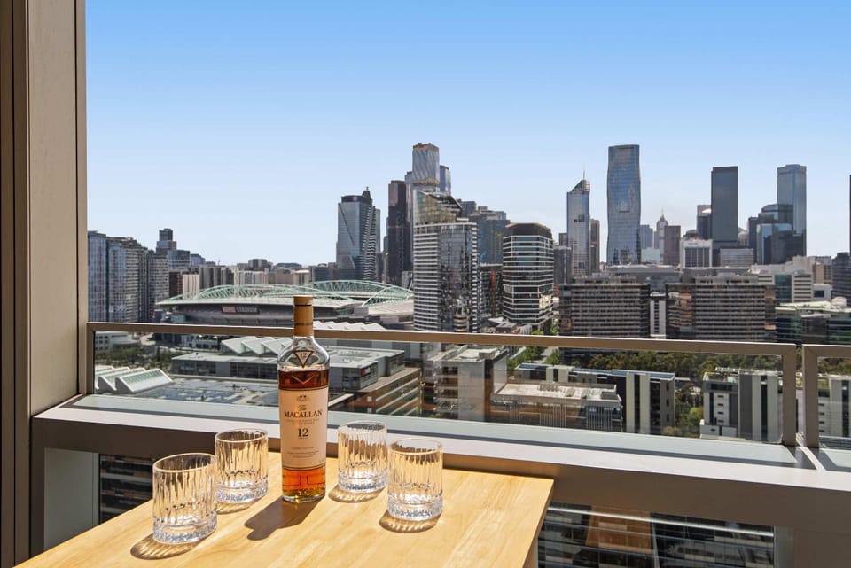 Docklands 2BR Apt Balcony Gym Pool Near CBD & MCG Apartment in Melbourne