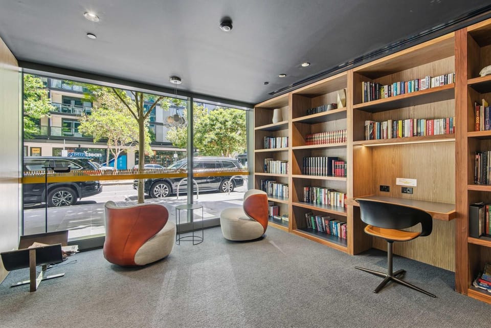 Docklands 2BR Apt Balcony Gym Pool Near CBD & MCG Apartment in Melbourne
