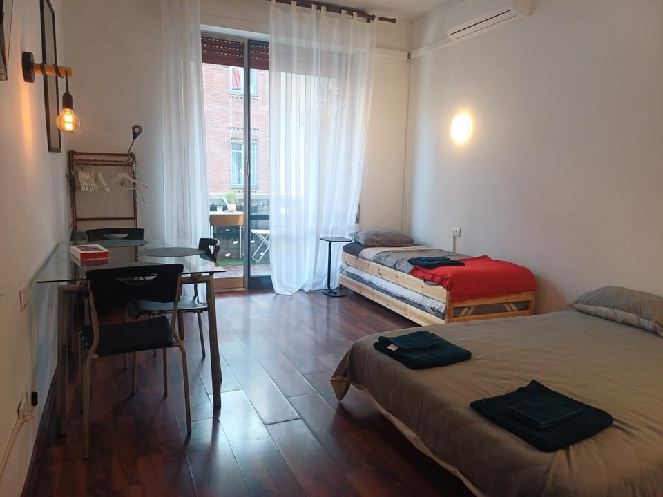 Bed, Photo of the whole room, Dining area