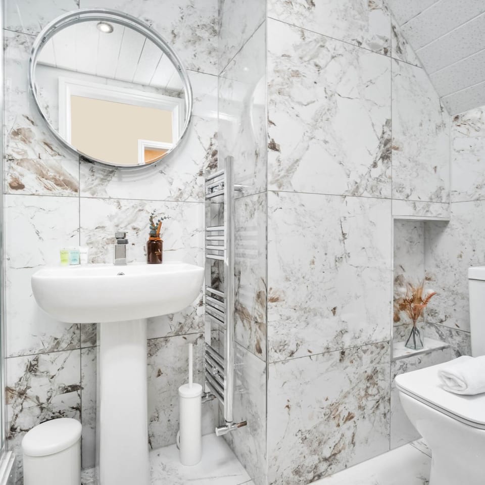 Toilet, Bathroom, towels