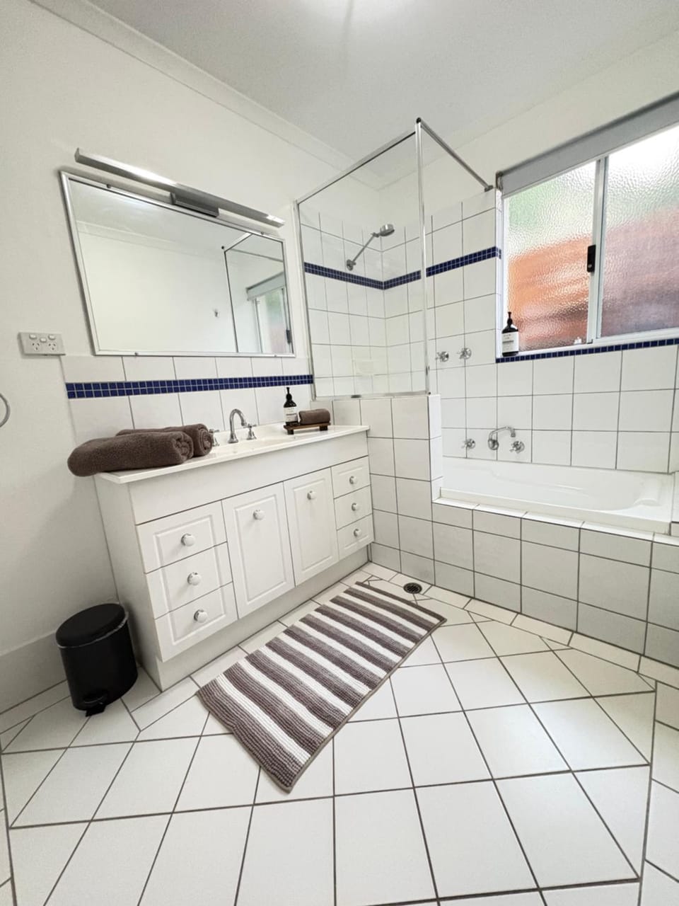 Shower, Bathroom, Bath, towels