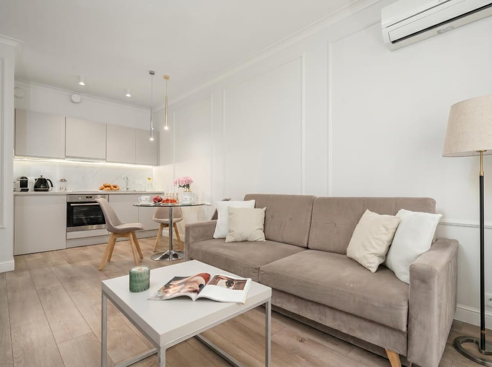 Kitchen or kitchenette, Living room, Seating area, Dining area, minibar, oven, pet friendly, stove, toaster, air conditioner