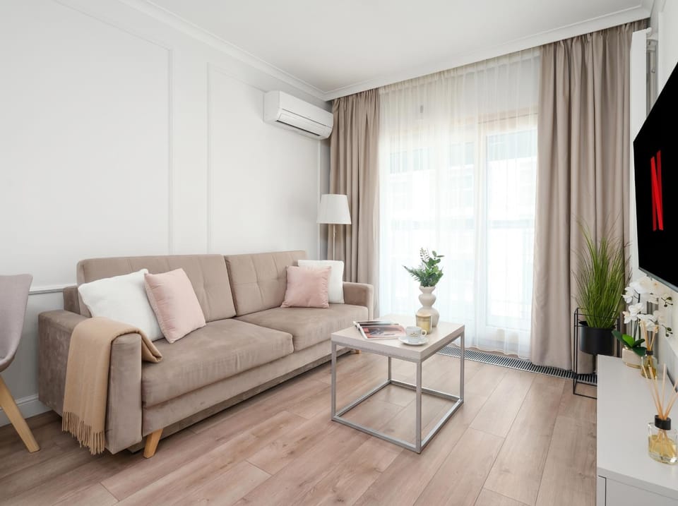 Communal lounge/ TV room, TV and multimedia, Living room, Seating area, Evening entertainment, air conditioner
