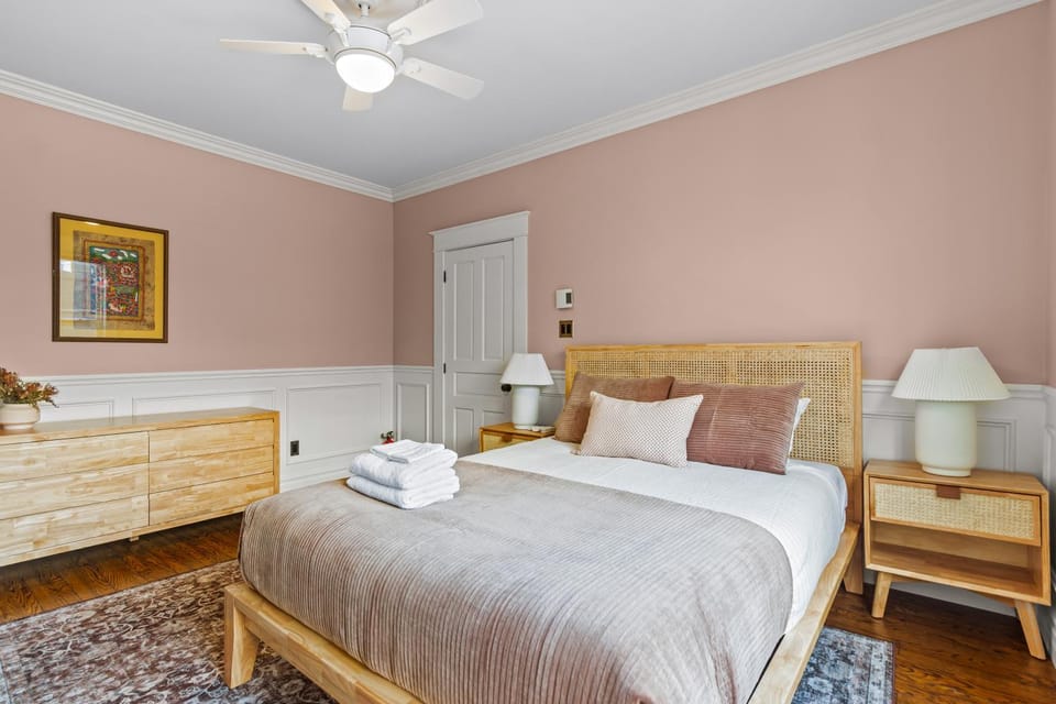 Luxury 2BR Executive Near DT Off Street Parking House in St Johns