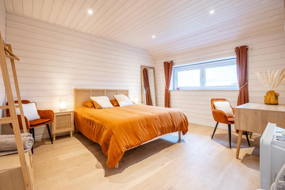 Bed, Photo of the whole room, Seating area, Bedroom