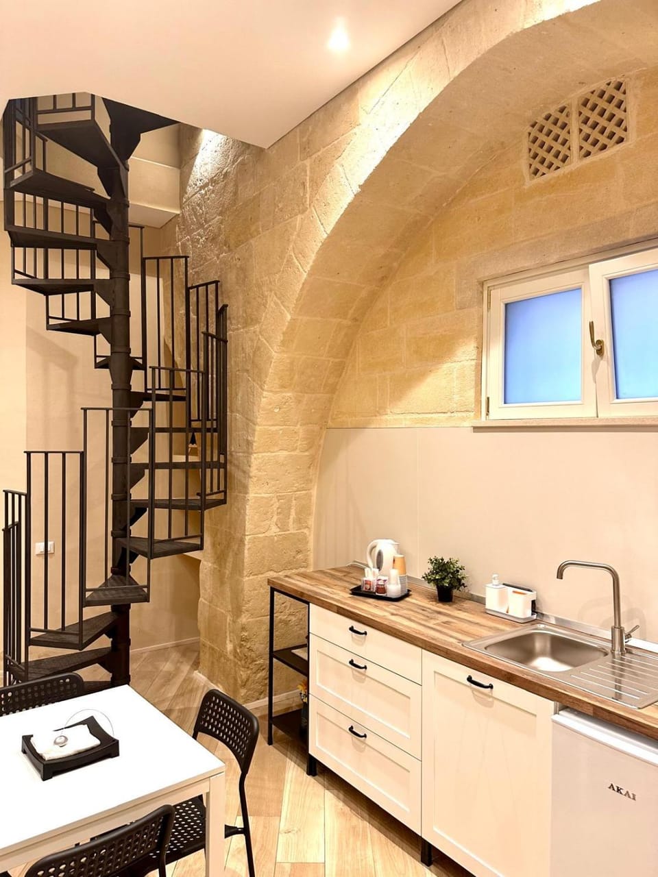 Kitchen or kitchenette, Dining area, minibar