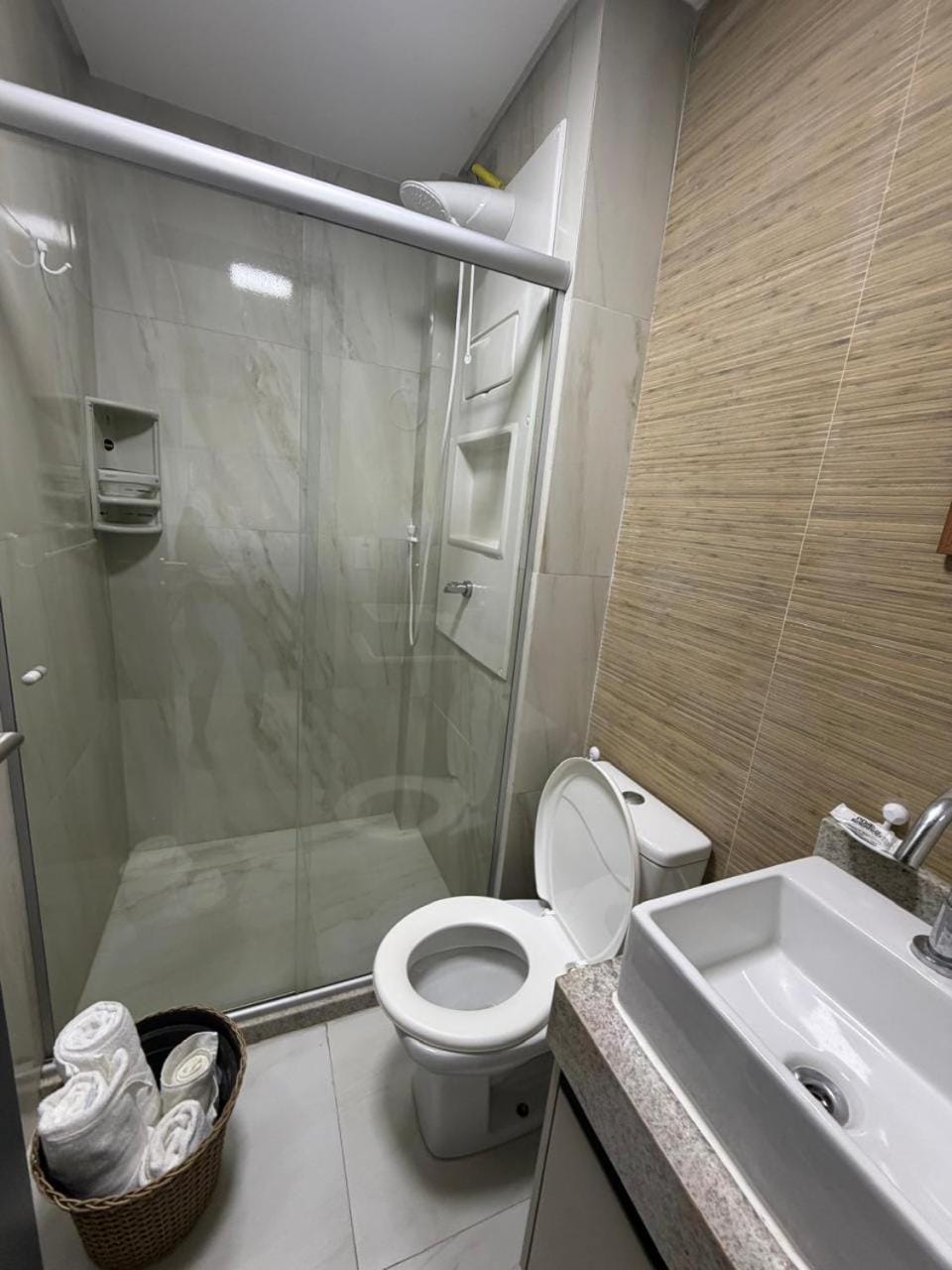 Shower, Toilet, Bathroom, towels