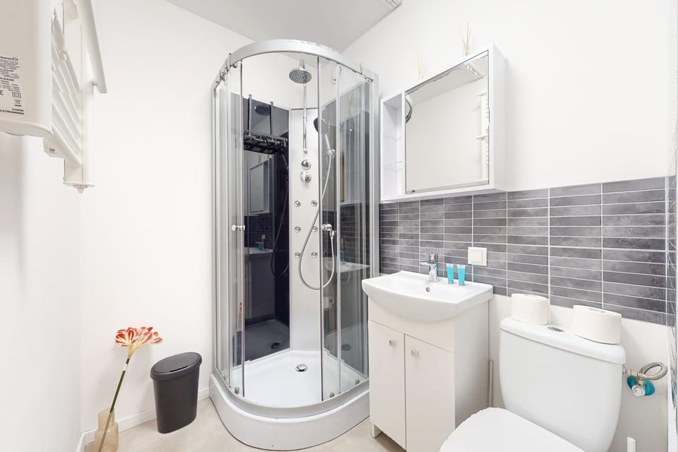 Wildflower Studio Pole Mokotowskie Metro Apartment in Warsaw