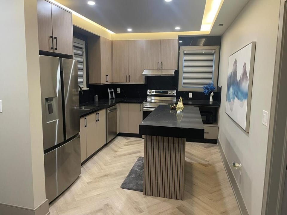 Modern 7 Bedroom Masterpiece on Portage Sleeps 16 House in Niagara Falls