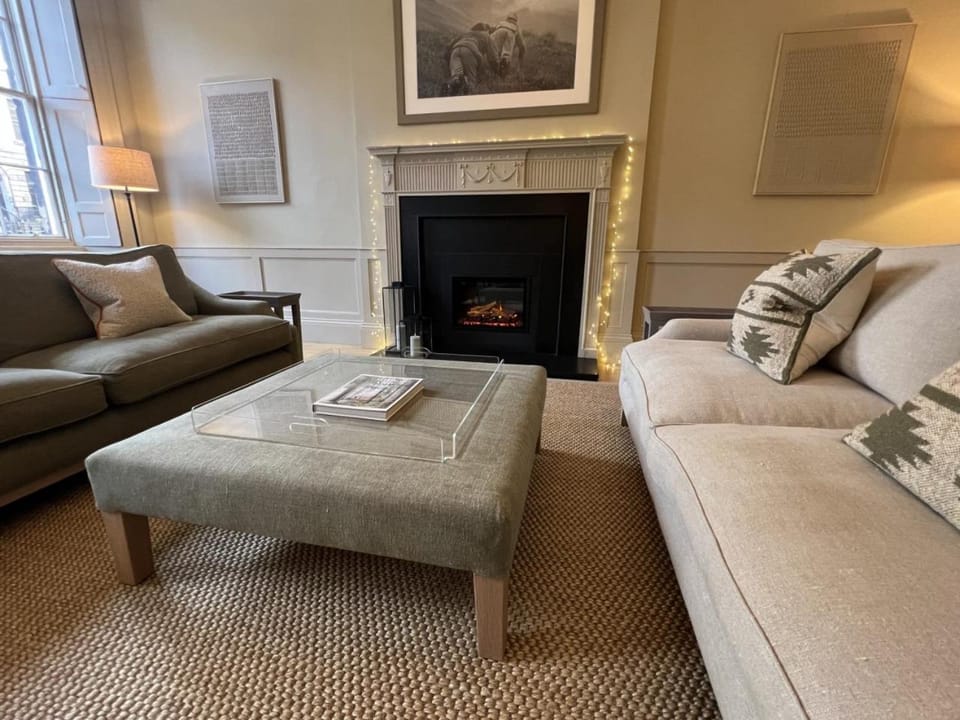 Stylish Georgian Main Door Apartment Apartment in Edinburgh