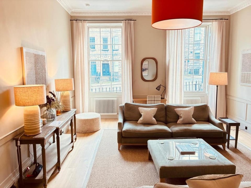 Stylish Georgian Main Door Apartment Apartment in Edinburgh