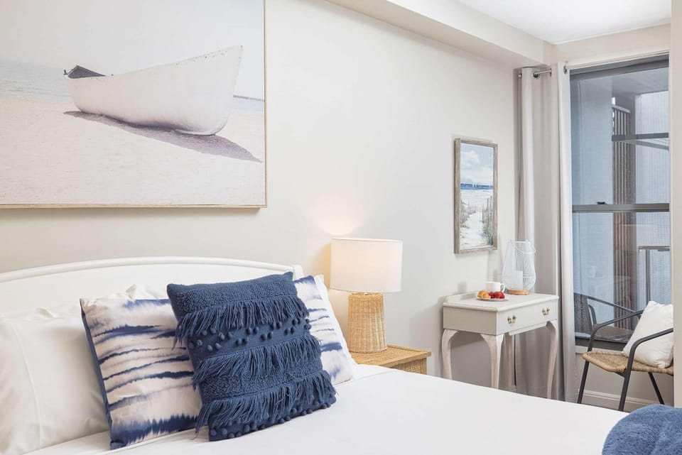 Bed, Photo of the whole room, Seating area, Bedroom