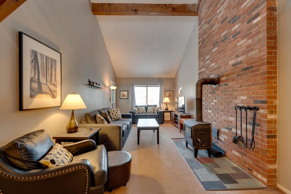 3 Mi to Story Land: All-Season Family Condo House in Bartlett