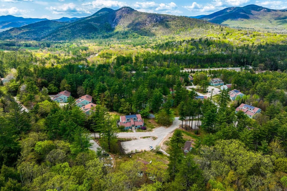 3 Mi to Story Land: All-Season Family Condo House in Bartlett
