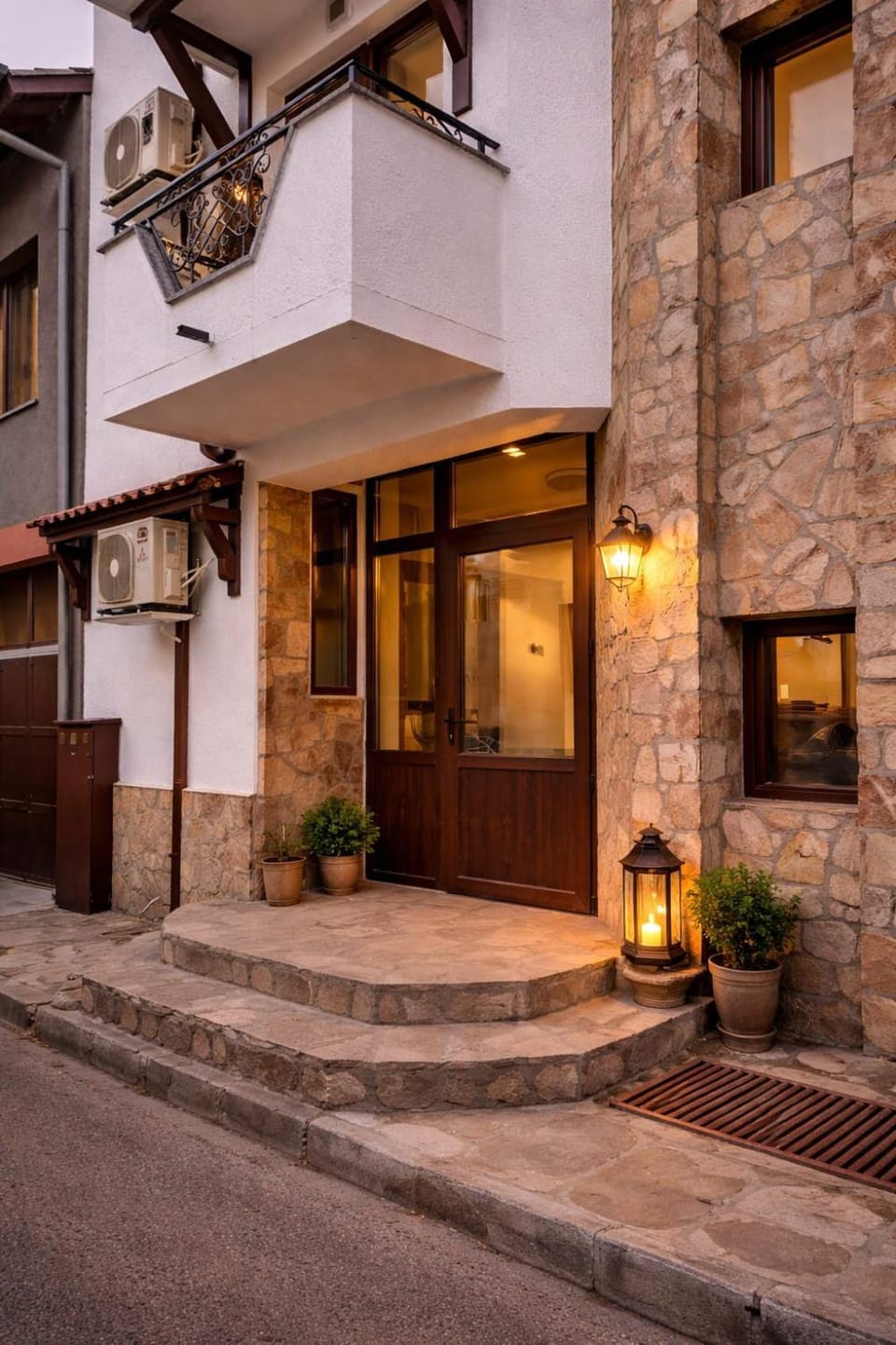 Property building, Facade/entrance, Day