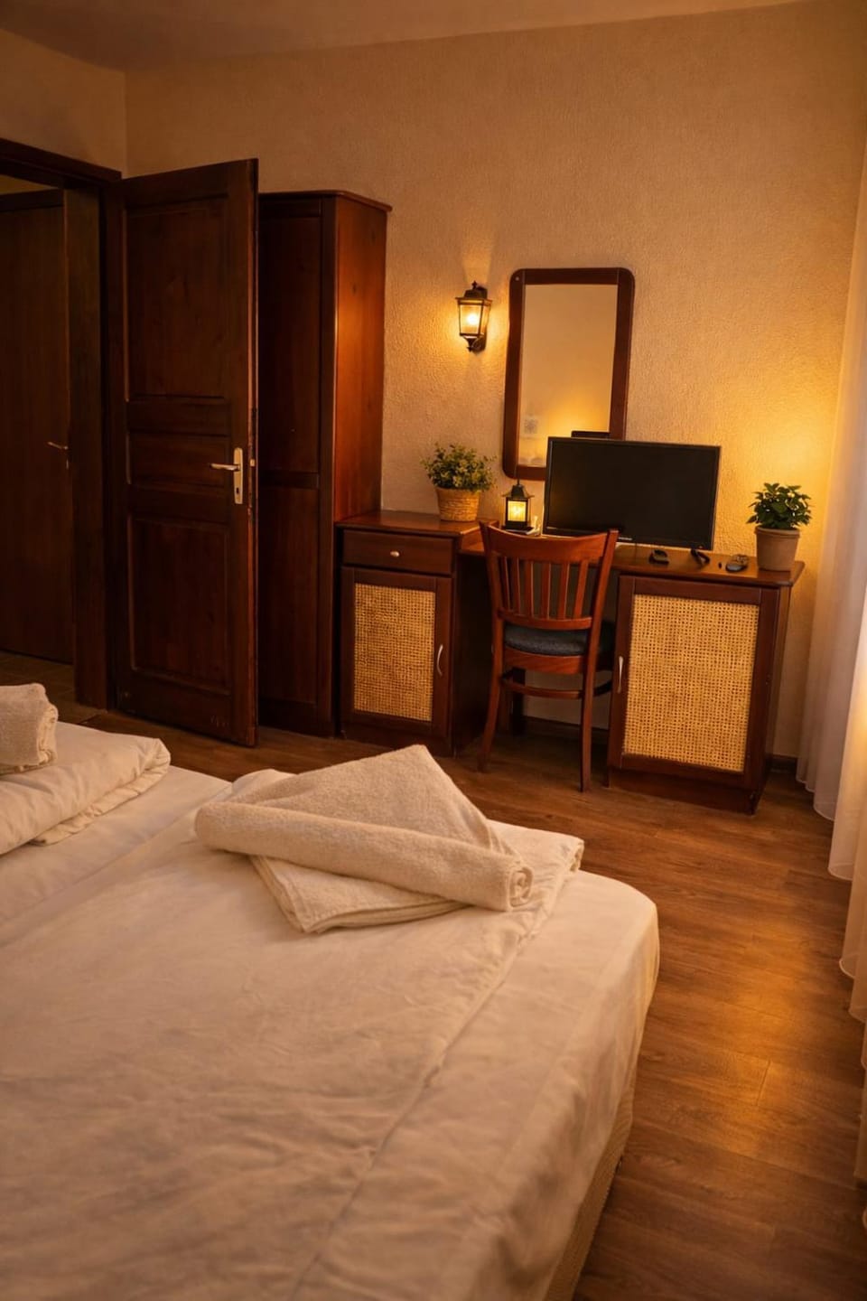 Bed, TV and multimedia, Photo of the whole room, Bedroom