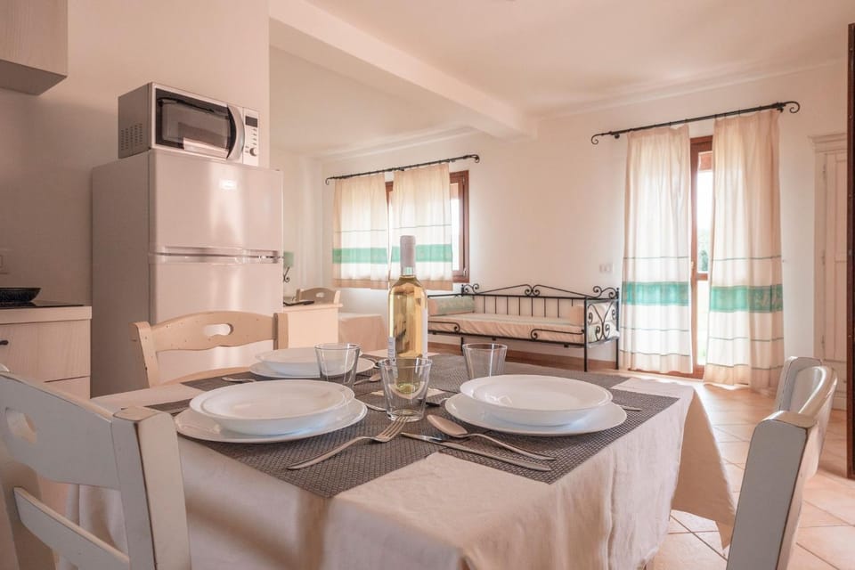 Bed, Dining area, Bedroom, microwave, oven