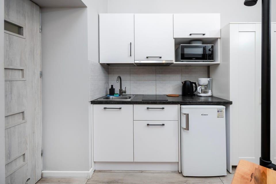 Kitchen or kitchenette, microwave, oven, stove