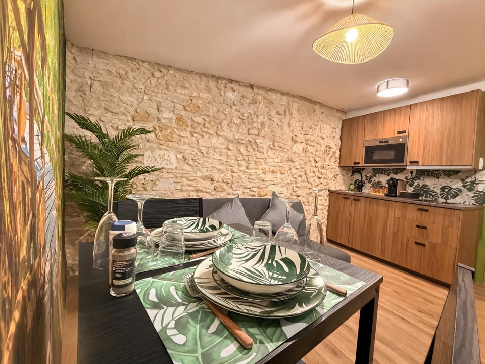 Kitchen or kitchenette, Living room, Seating area, Dining area, stove, kitchen