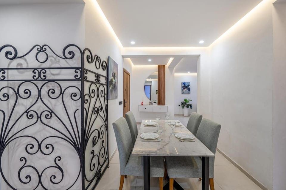 Modern 3-Bed retreat in Gueliz near Train station Apartment in Marrakesh