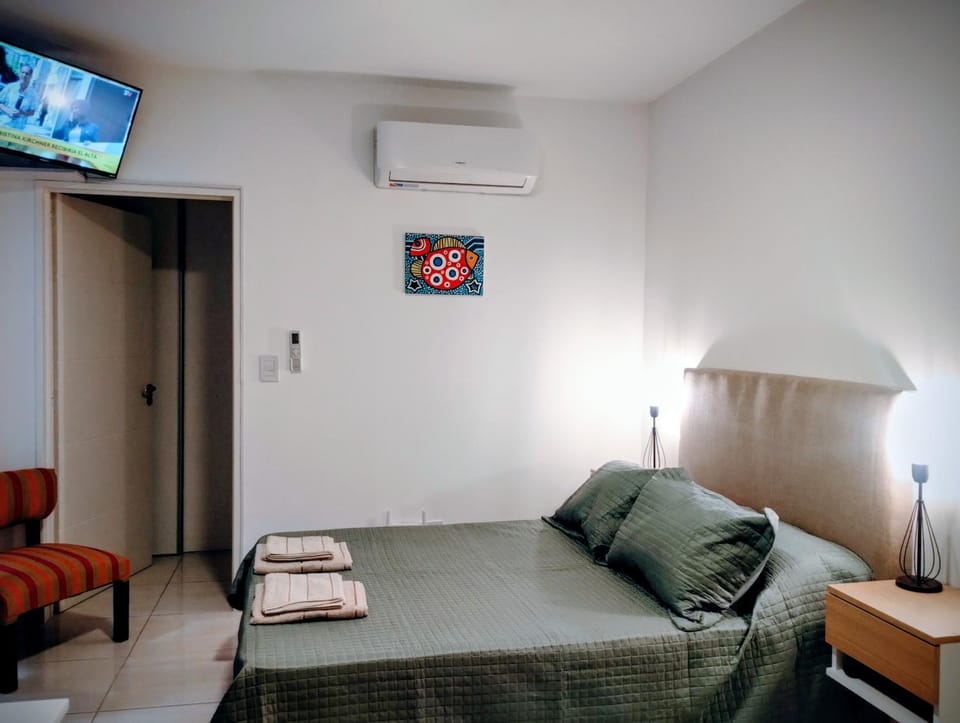 Bed, TV and multimedia, Photo of the whole room, Bedroom, towels, air conditioner