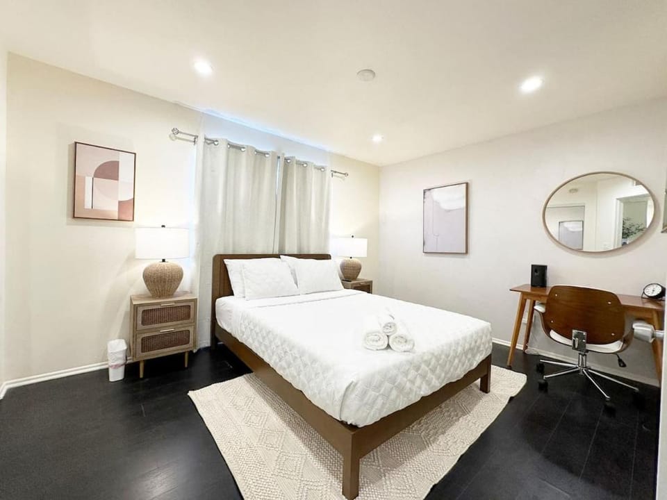 Bed, Photo of the whole room, Decorative detail