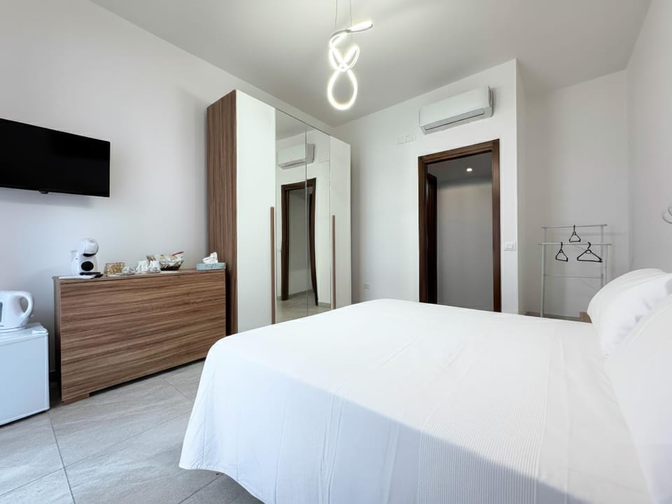 Bed, TV and multimedia, Photo of the whole room, Bedroom, wardrobe