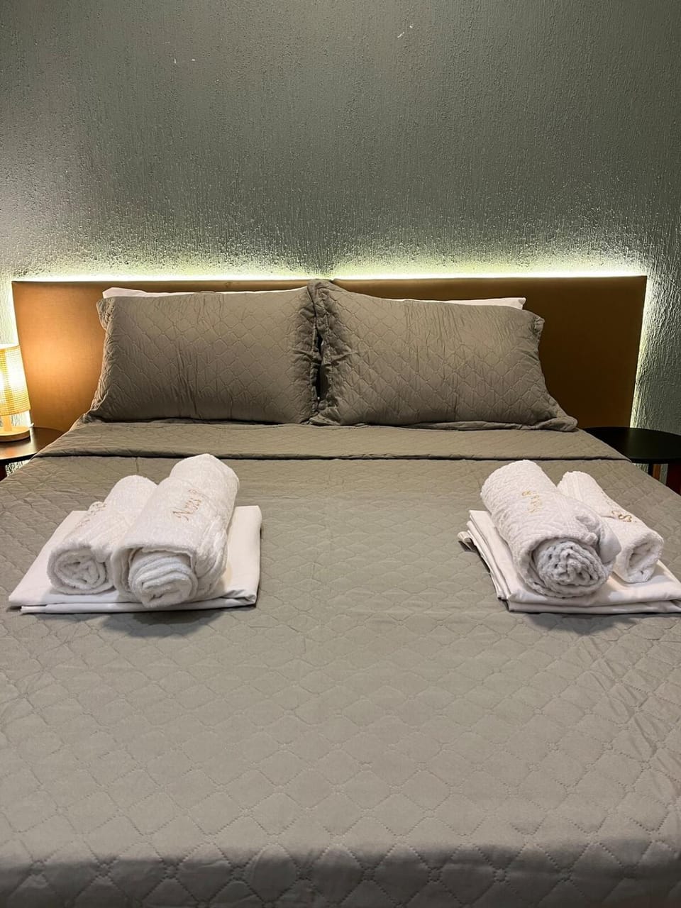 Bed, Bedroom, towels