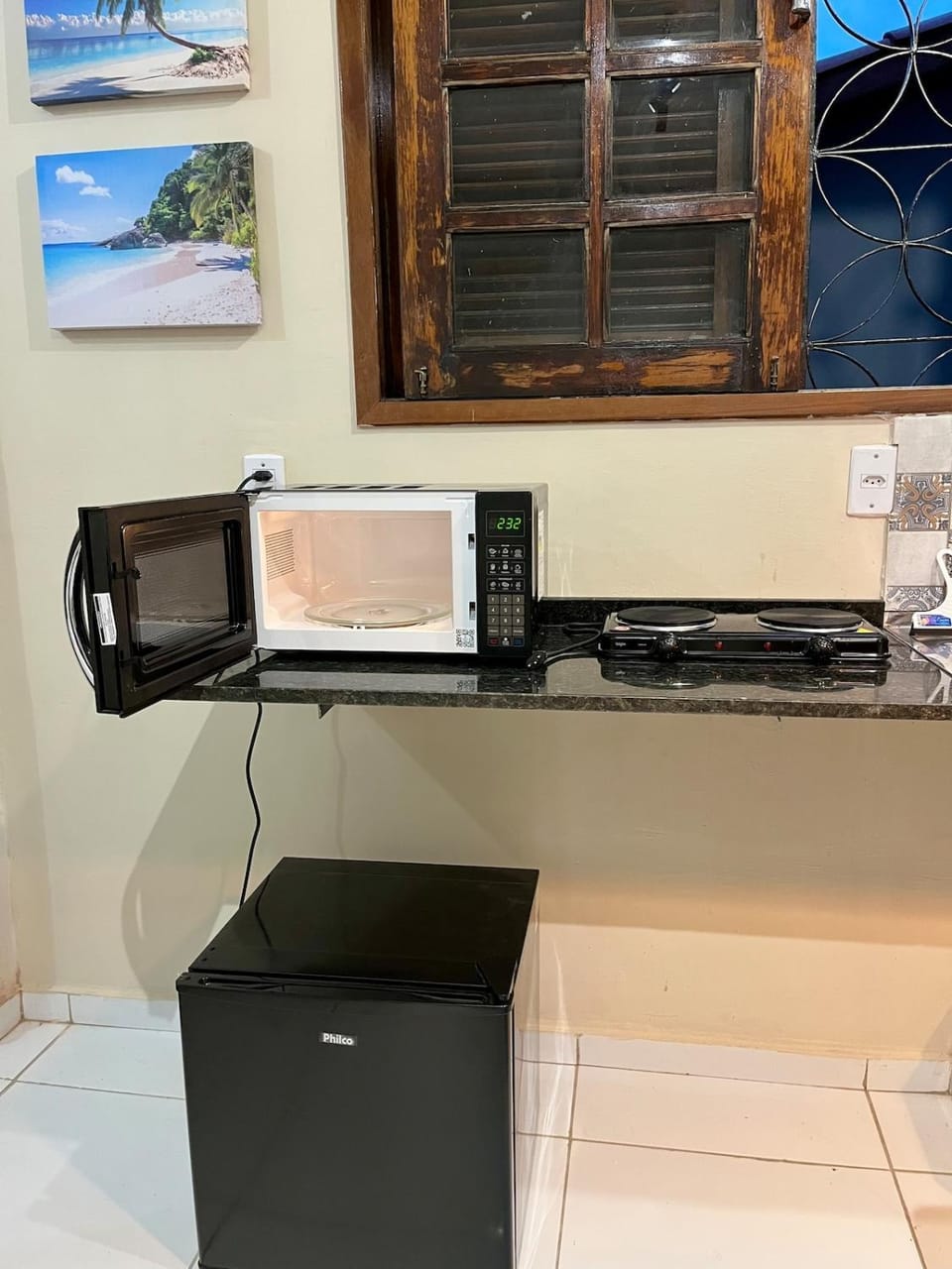 Kitchen or kitchenette, minibar