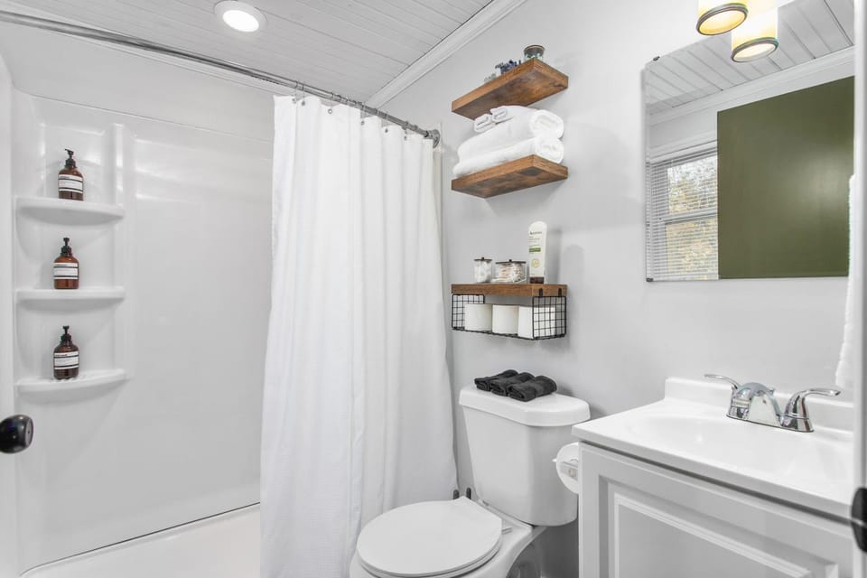 Shower, Toilet, Bathroom, towels